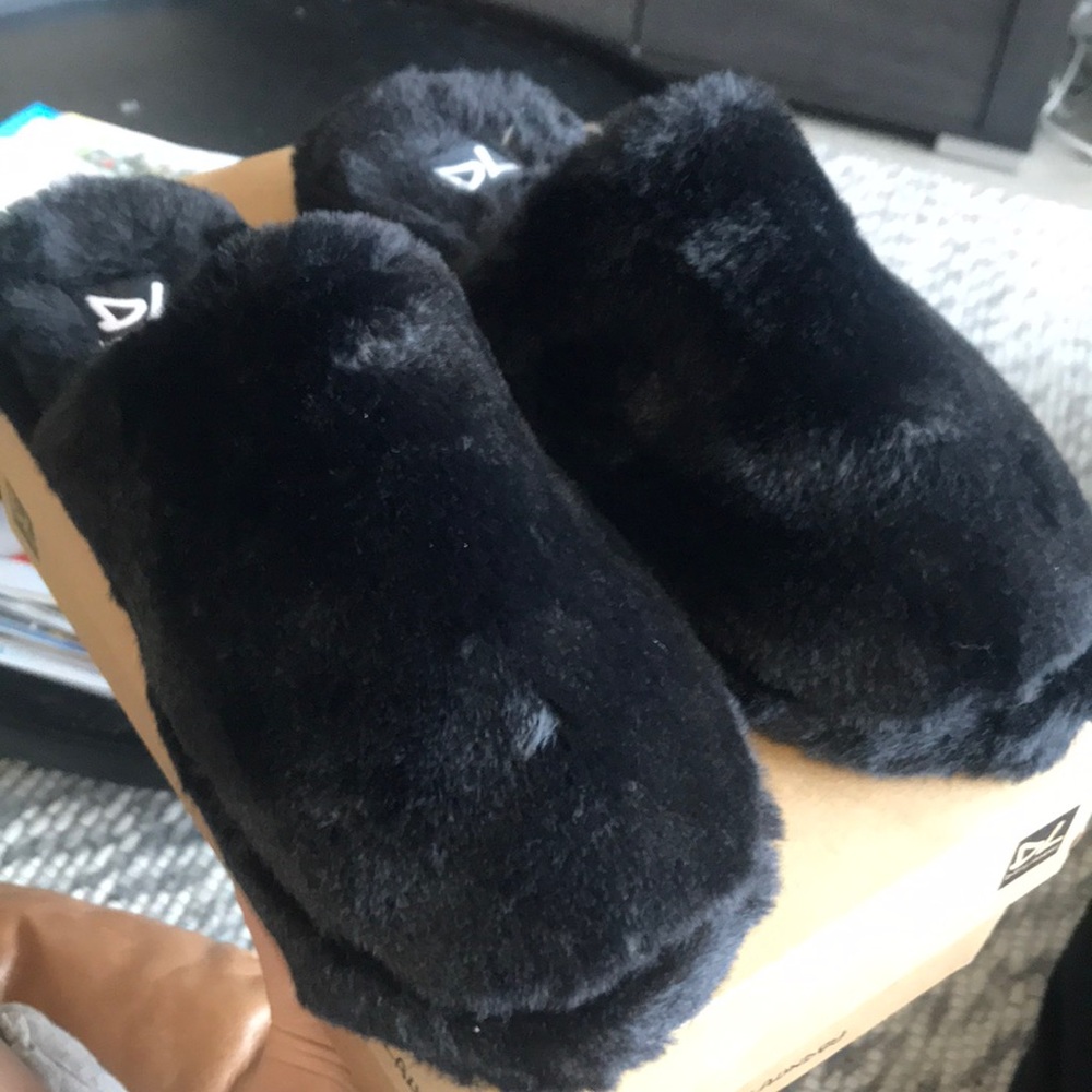 BRAND NEW Dirty Laundry faux fur slippers size 9 - Picture 1 of 5
